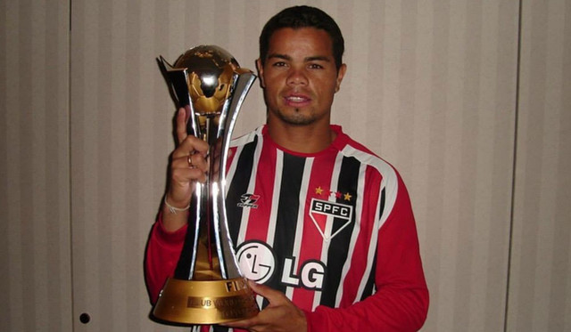 Dünya çempionu​ qızıl medalını satıb